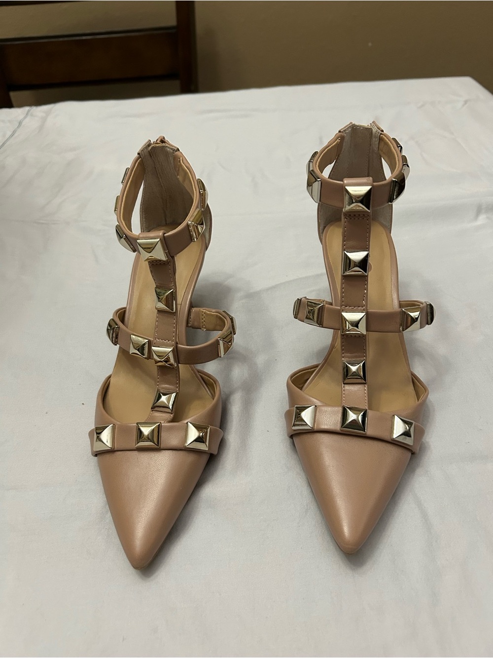 Elegant women kitten low heel shoes by INC International Concepts. Size 8 women